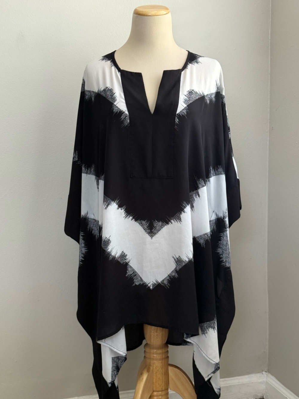 Mossimo Ladies Black White Chevron Art Poncho Shawl Cape Style Top Size XL